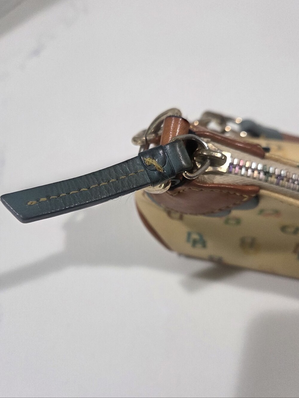 Dooney & Bourke Cream Multicolor Signature DB Logo Shoulder Bag with Tan Y2K. - Picture 9 of 16